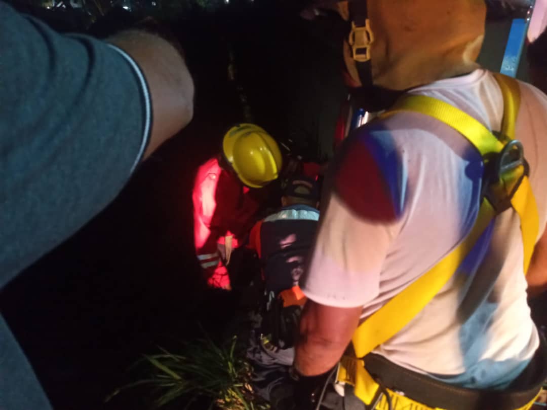 Conductor perdió el control y cayeron al río Guaire a la altura de La Línea