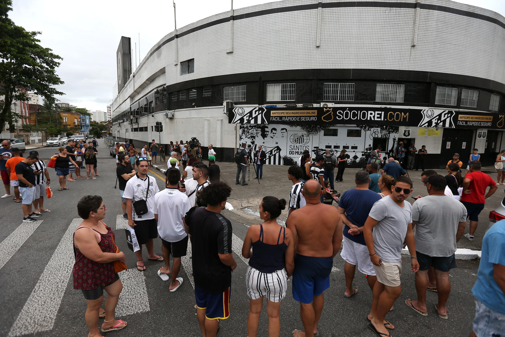 Aficionados brasileños pasan la noche en la fila para el velatorio de Pelé