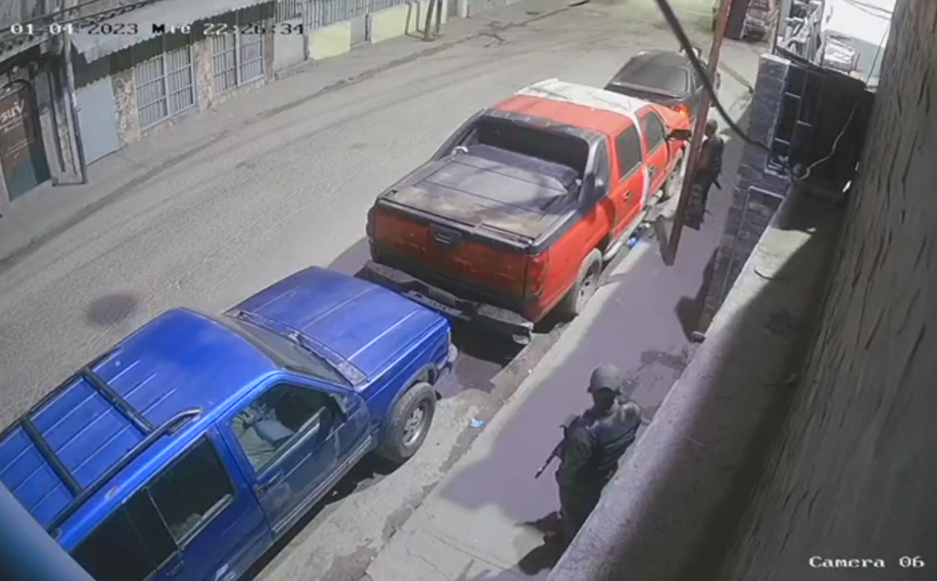 Cámara de seguridad pilló a este par de GNB robando retrovisores durante la noche (VIDEO)