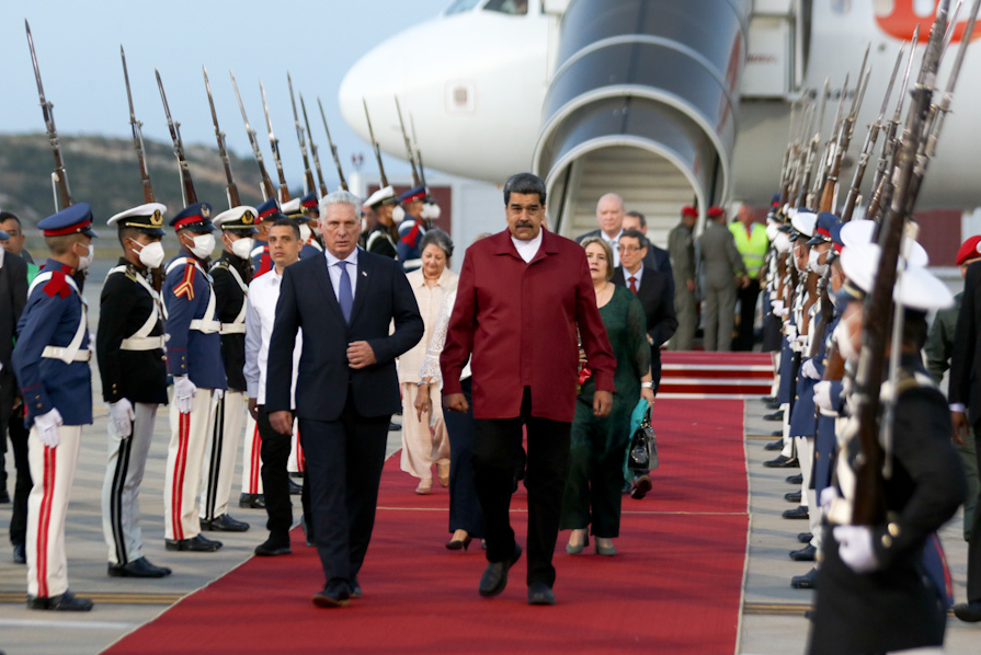 Maduro le puso una alfombra roja a Díaz-Canel en rampa 4 de Maiquetía (Video)