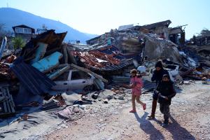 La ayuda se vuelca a los damnificados tras devastador terremoto en Turquía y Siria