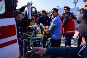 Rescatan a dos jóvenes en Turquía tras 198 horas atrapados entre escombros