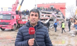 El momento de miedo en que el segundo terremoto en Turquía sorprende a un cronista en vivo y desata el pánico (VIDEO)