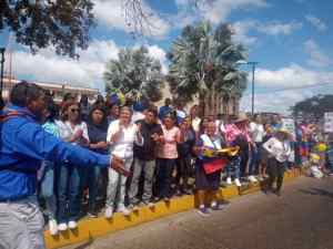 Mientras maestros protestaban por mejores salarios, la Zona Educativa en Apure organizó su rumba de carnaval