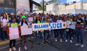 Docentes de Guárico cacerolearon frente a la Zona Educativa para exigir salarios dignos