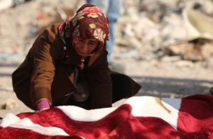 Denunciaron que la ayuda y equipos de rescate no llegan a pequeñas localidades turcas