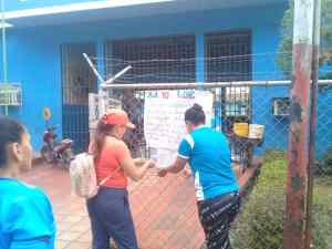 Docentes barineses de escuela en Pedraza no se calaron los abusos del Psuv y protestaron con pancartazo