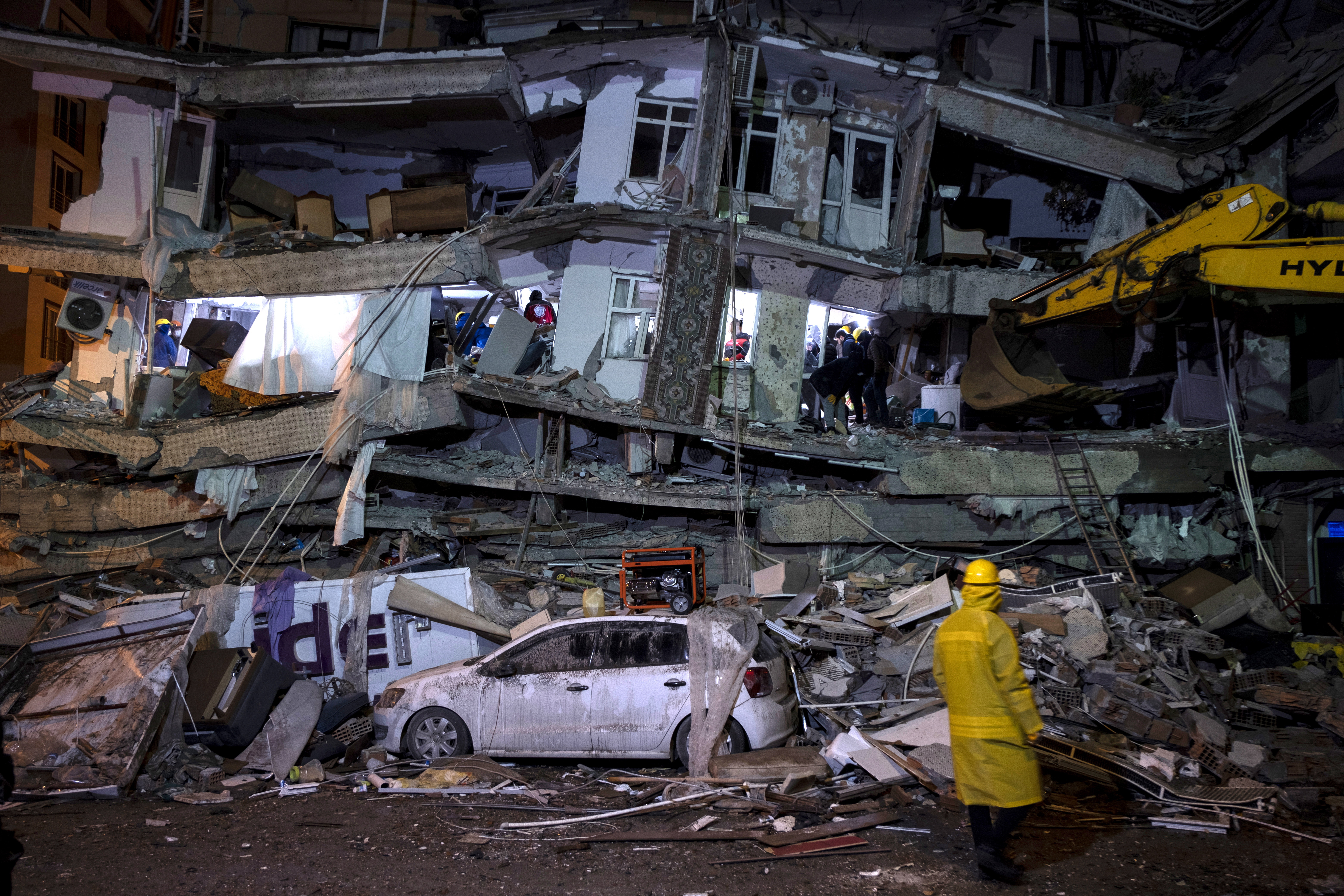 Miles de mineros participan en el rescate de víctimas de los terremotos en Turquía