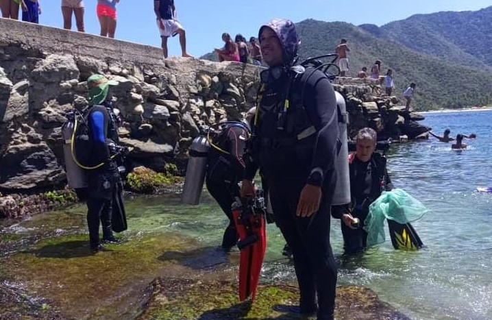 Extraídos 85 kilos de desechos sólidos en limpieza subacuática en Bahía de Cata