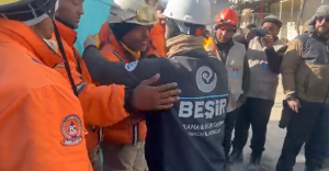 El gesto del grupo de rescate de Turquía con Protección Civil venezolana (Video)