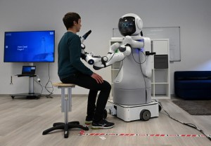 ¿Comenzó automatización en puestos de trabajos? Este país emplea robot para mitigar falta de personal en sector salud (FOTOS)