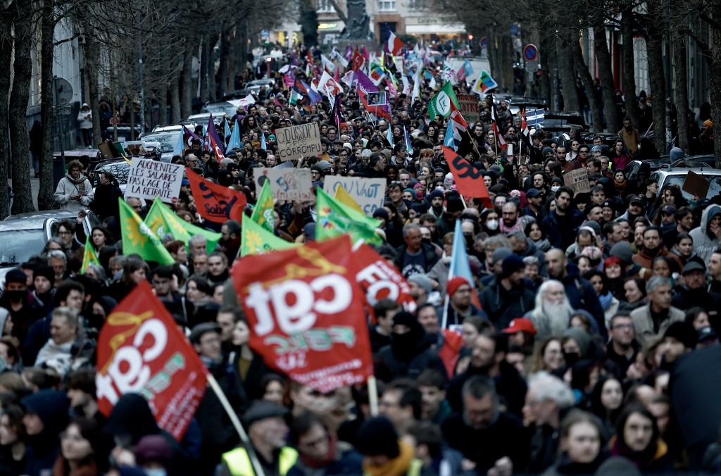 Más de 300 personas detenidas en Francia durante protestas contra la polémica reforma de pensiones