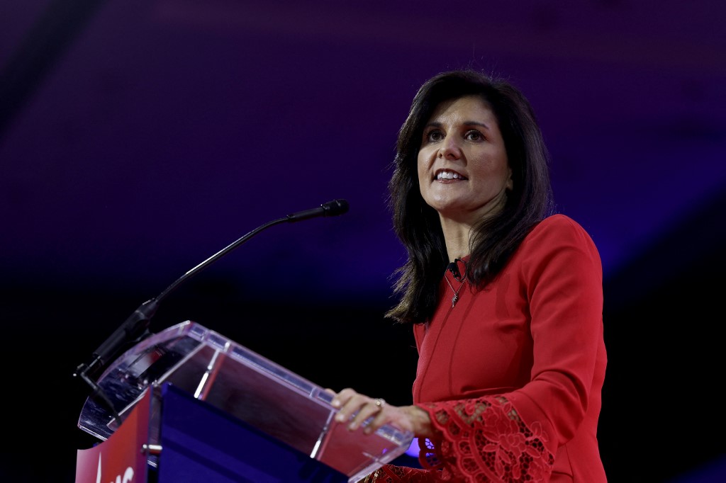 Nikki Haley ataca a Donald Trump por su edad de cara a las internas republicanas