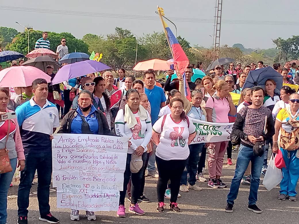 “Decimos no a la esclavitud del siglo XXI”: Docentes tomaron la autopista José Antonio Páez entre Portuguesa y Barinas