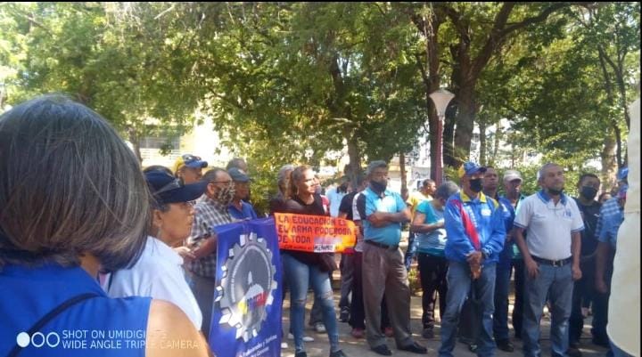 “Ya no creemos en cuentos de camino”: Trabajadores públicos en Falcón siguen en la calle