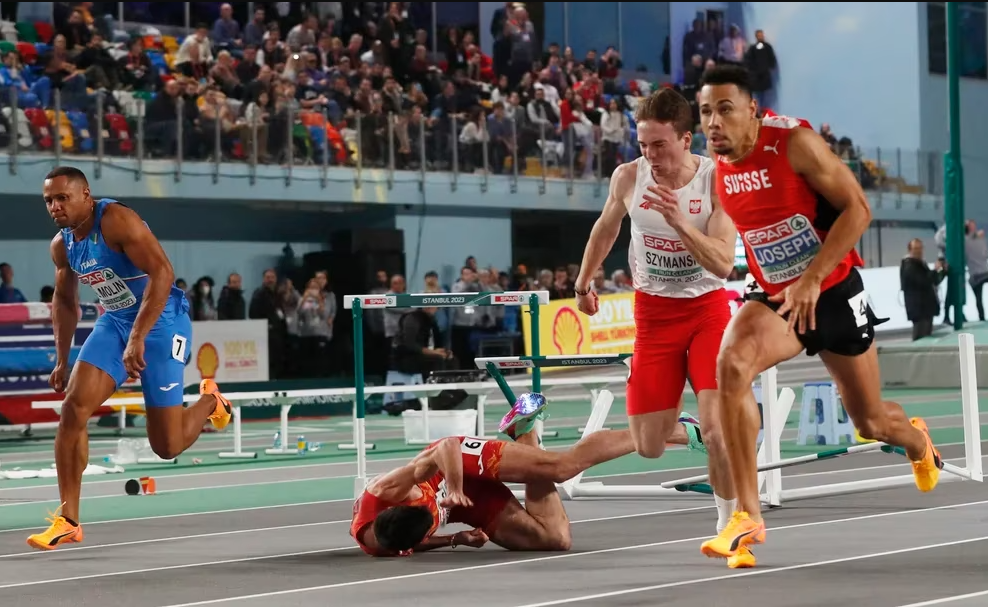 Gesto antideportivo: atleta festejó su victoria mientras un rival terminó en el suelo lesionado (VIDEO)