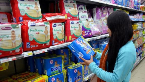 Venezolanos ante la inflación: Se necesitan al menos 10 dólares cada tres días para comprar pañales (Video)