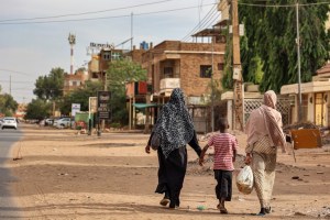 Habitantes huyen de la capital de Sudán plagada de cadáveres por los combates