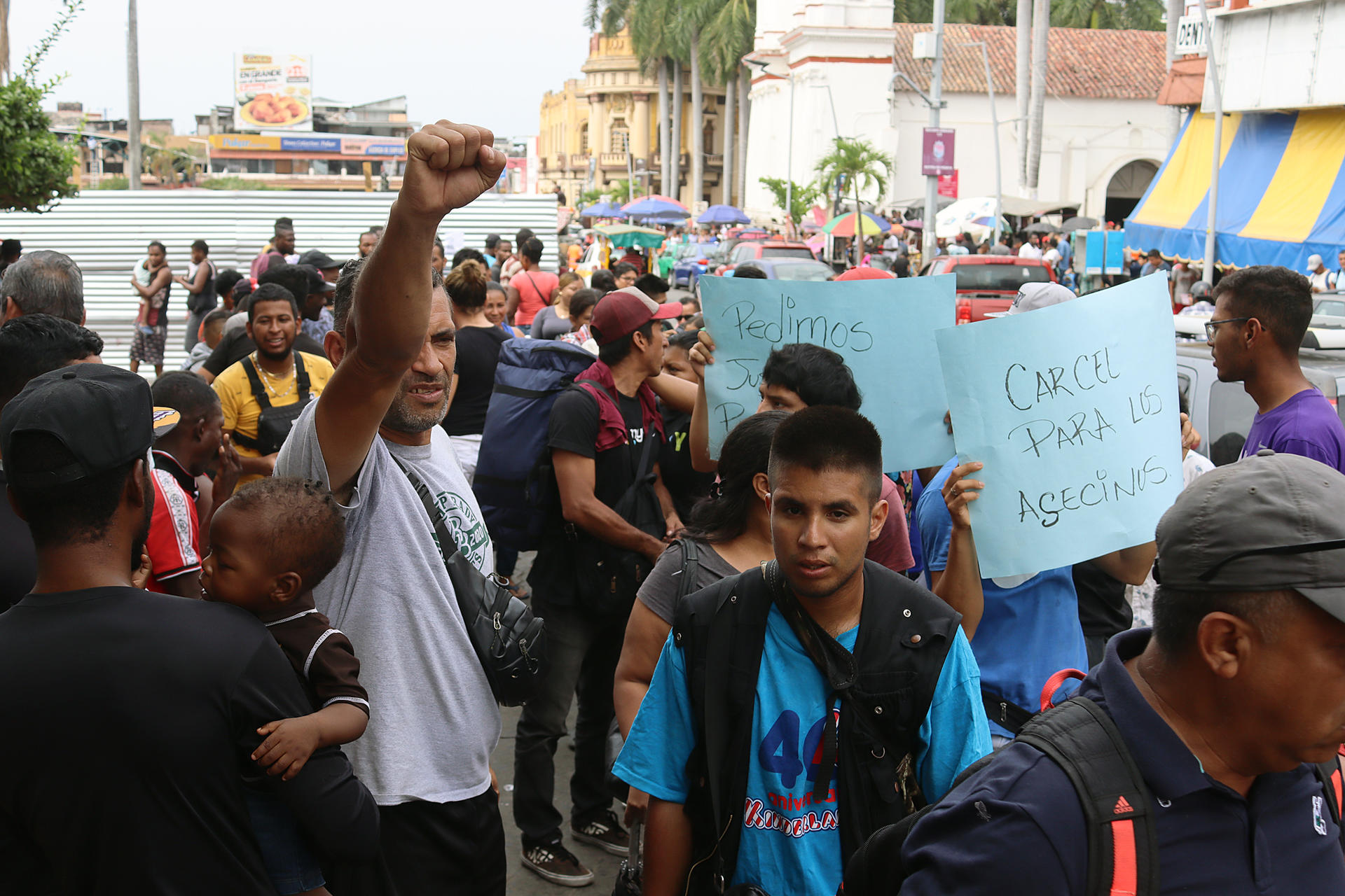Migrantes venezolanos buscan un permiso para llegar a la frontera de México con EEUU