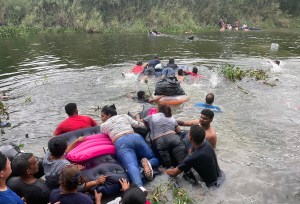 Cientos de migrantes se lanzan al río Bravo pese a aviso de los agentes mexicanos