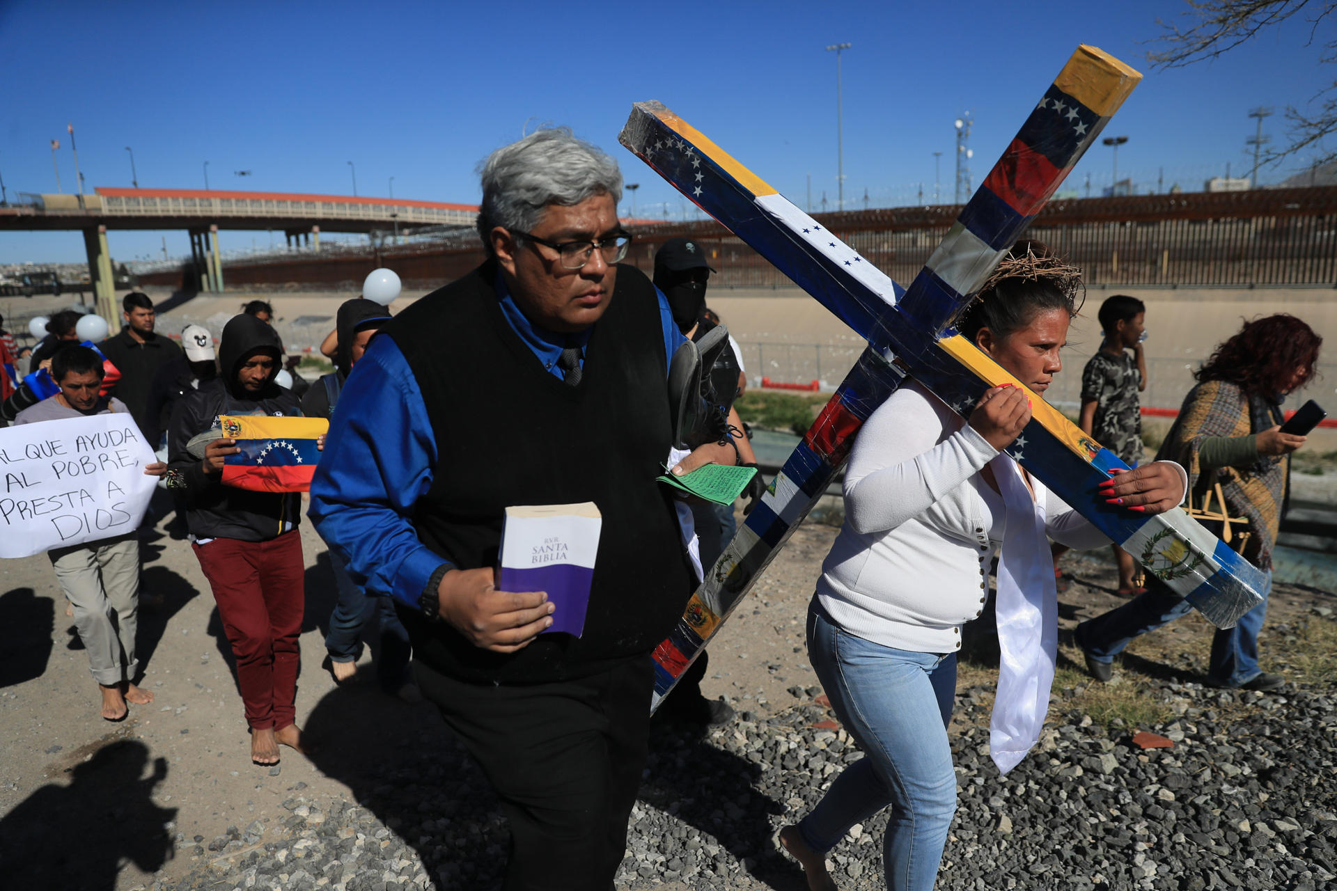 Migrantes participan en Viacrucis con la fe puesta en cruzar hacia Estados Unidos