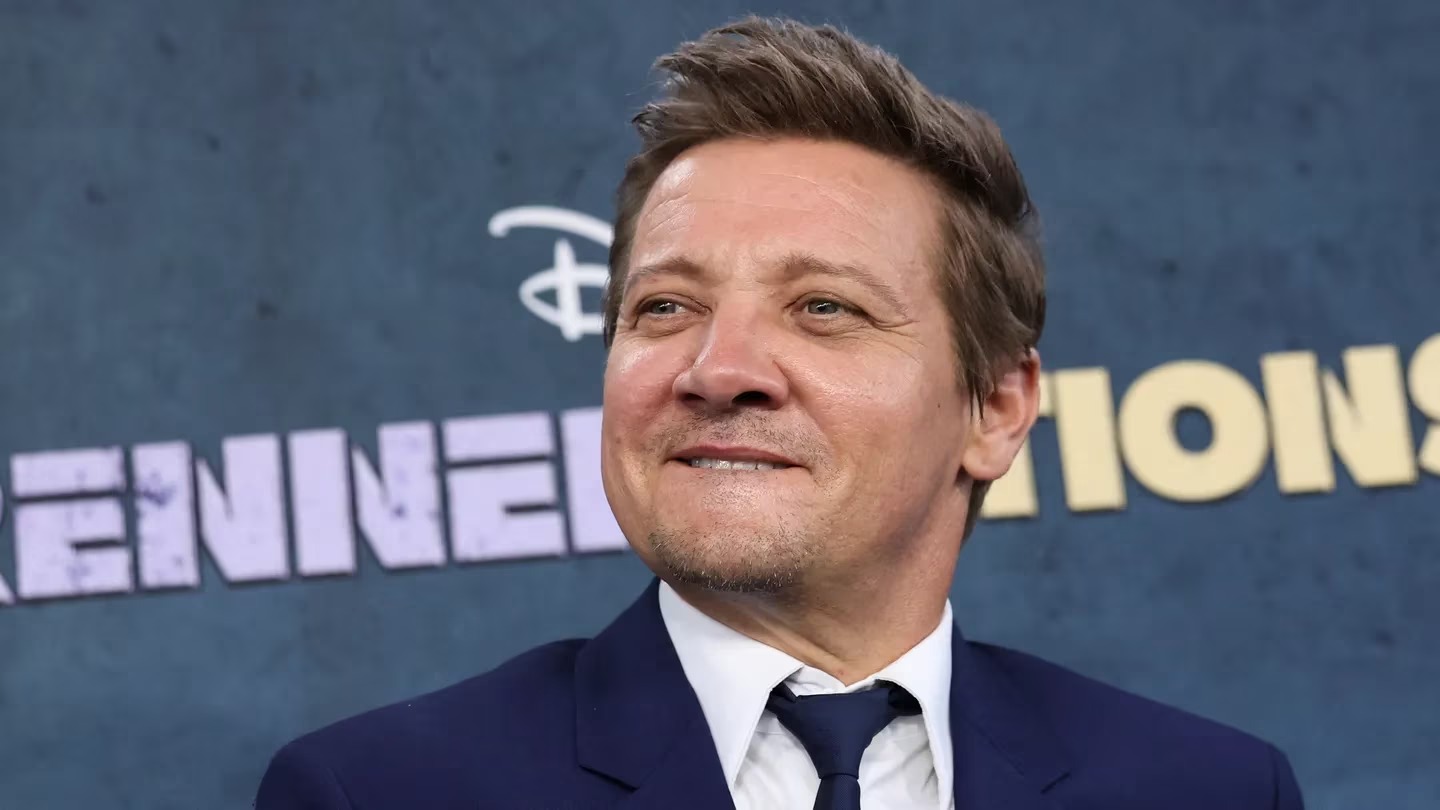 Jeremy Renner reapareció en público con bastón tras el accidente por el que estuvo a punto de morir