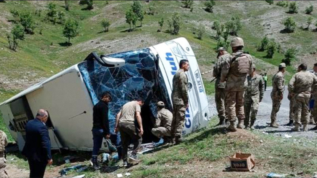 Al menos dos muertos y cuatro heridos tras volcarse un autobús con militares turcos (VIDEO)