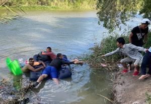 Migrantes en México se lanzan al río Bravo por desesperación de llegar a EEUU (Fotos)