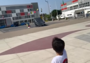 “Ese es mi país”: Niño se hace viral al reconocer con emoción la bandera de Venezuela (VIDEO)