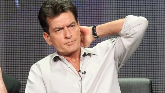 Charlie Sheen fue atacado por su vecina en su propia casa de Malibú