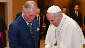 El papa Francisco le hizo un inesperado y sagrado regalo a Carlos III para su coronación
