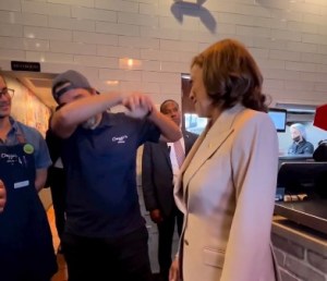 EN VIDEO: vicepresidenta Kamala Harris visitó una arepera venezolana en Miami