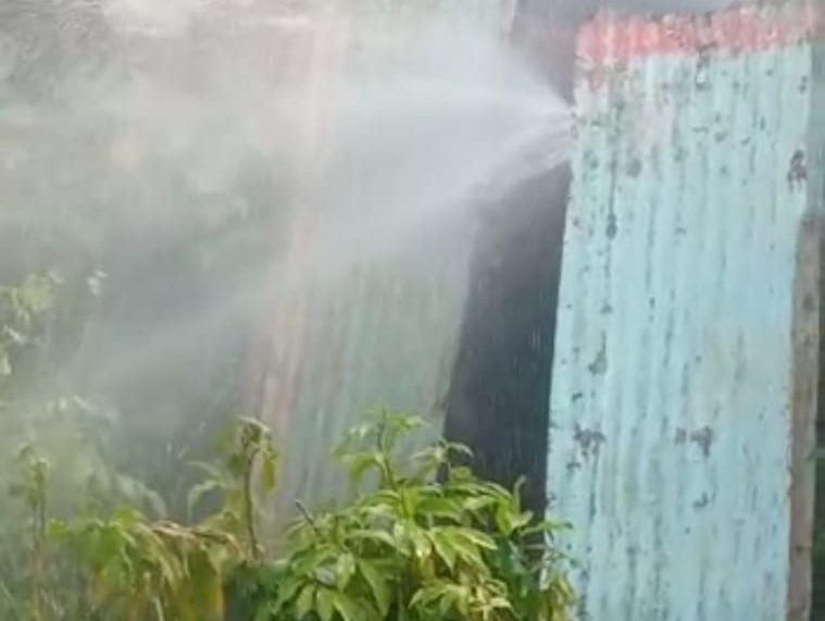 Fuga de agua en tubería matriz tiene en zozobra a habitantes de Molorca en Puerto La Cruz (VIDEO)