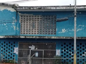 Se cae a pedazos el techo de una escuela en San Félix… y las autoridades no dicen “ni pío”