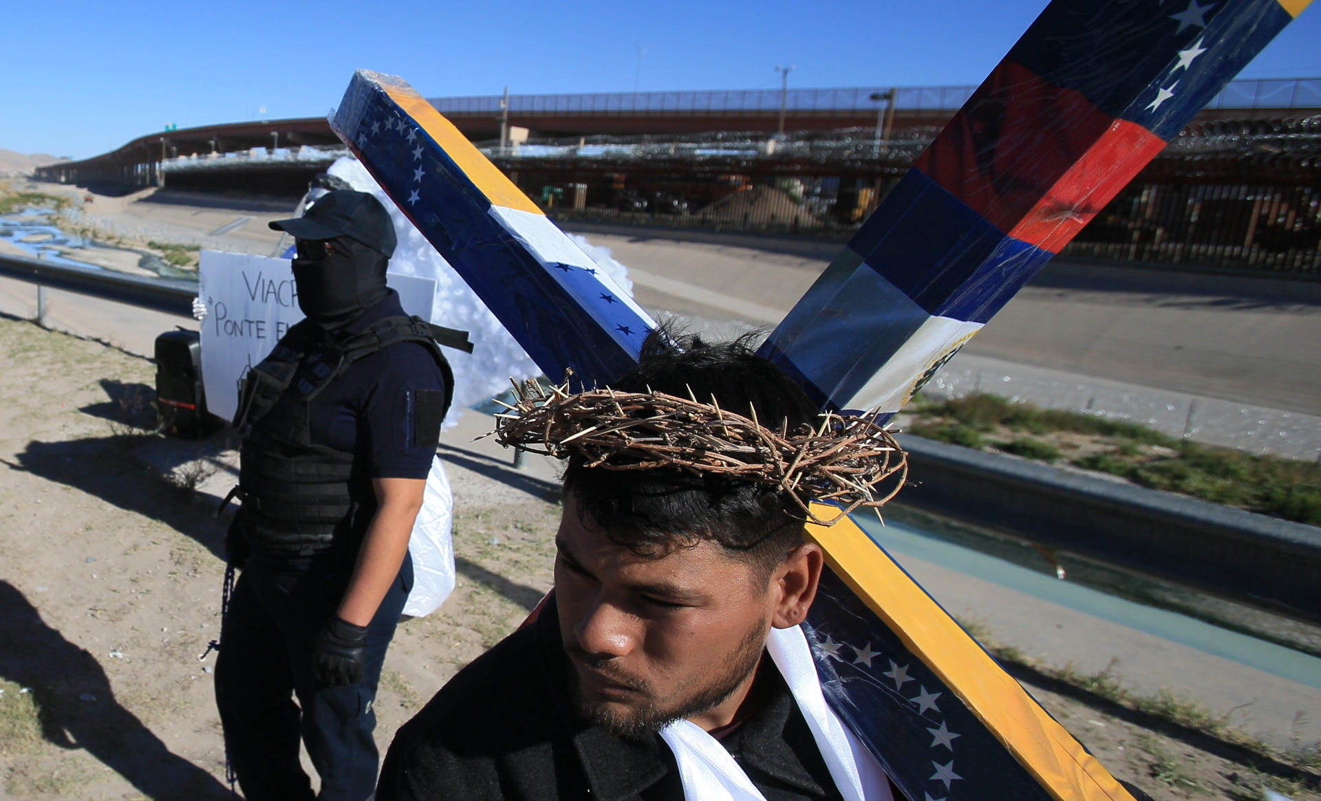 Venezolanos escenificaron emotivo viacrucis para exigir justicia en Ciudad Juárez