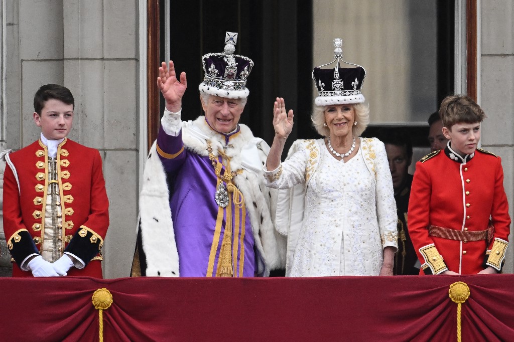 Carlos III y Camila saludan a la multitud desde el balcón del Palacio de Buckingham (Imágenes)