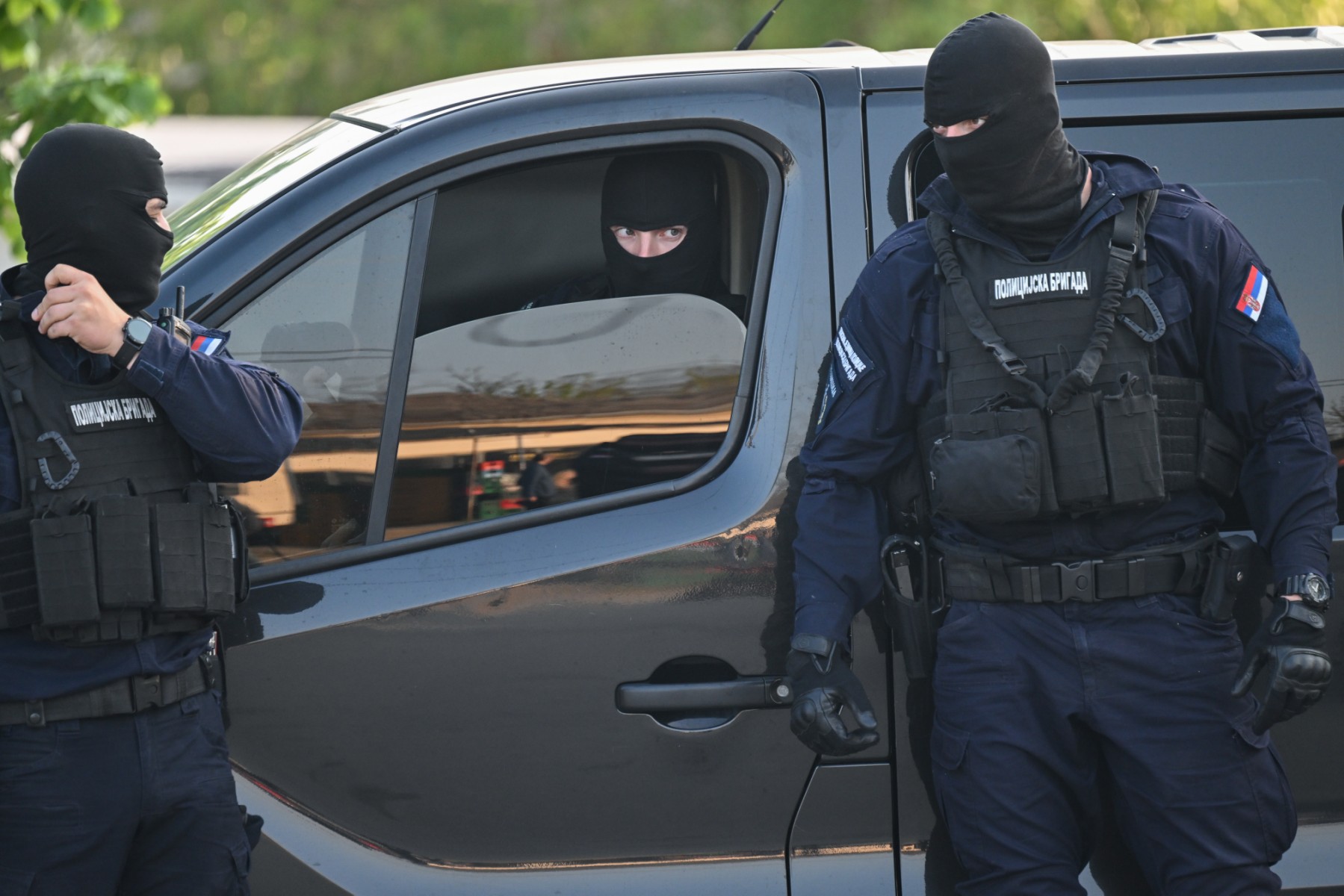 Policía serbia detiene a tres adolescentes por posesión de armas y amenazas