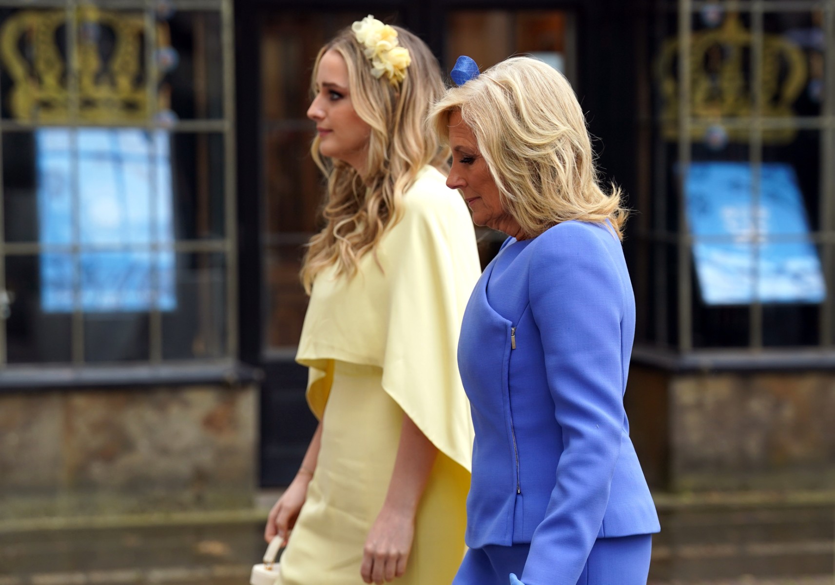 Jill Biden junto a su nieta llegan a la Abadía de Westminster (Video)