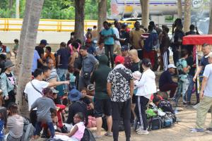 Migrantes venezolanos instalaron campamento para entregarse a las autoridades en el sur de México