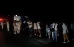 Deslizamiento de tierra en la ARC provocó choque de autobús dejando varios heridos, entre ellos niños (Video)