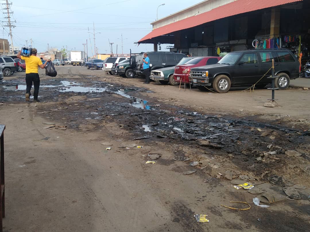 No hay comerciante que se salve de aguas piches y la hediondez en el centro de Maracaibo