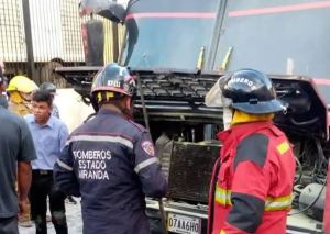 Al menos siete heridos dejó incendio de un autobús en Los Teques