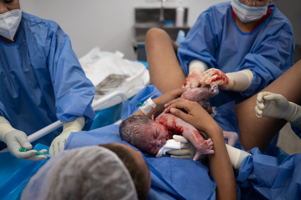 Tener un parto humanizado es “cuestión de suerte” en maternidades de Caracas