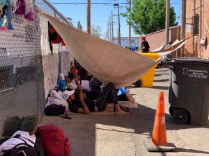 Migrantes aceleran cruce a EEUU y transforman ciudad de Texas en dormitorio (Video)