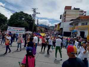 Docentes atravesaron cordón militar y protestaron por salarios dignos en Mérida este #23May