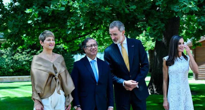 VIDEO: el atropellado saludo de Verónica Alcocer al rey Felipe VI de España