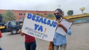 Trabajadores de la gobernación de Anzoátegui exigen que invasores desalojen apartamentos construidos con su caja de ahorros