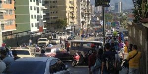 Transportistas trancaron avenida principal de El Llanito por problemas con el suministro de gasolina