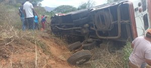 Conductor perdió el control del autobús y se volcó en Villa de Cura; al menos un muerto y 12 heridos