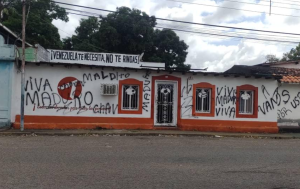 Colectivos chavistas vandalizaron con grafitis la sede de Voluntad Popular en Maturín (FOTO)